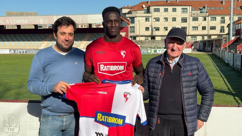 Presentación de Tafa Kanteh como nuevo jugador del Arosa Presentación de Tafa Kanteh como nuevo jugador del Arosa