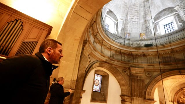 López Campos observa o interior do santuario Virxe Peregrina