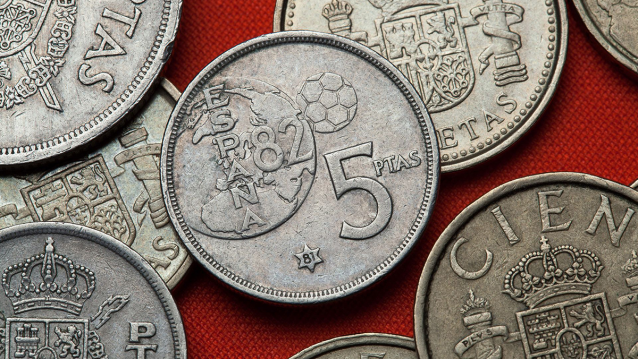 Moedas de 5 e 100 pesetas, duros e vinte duros.