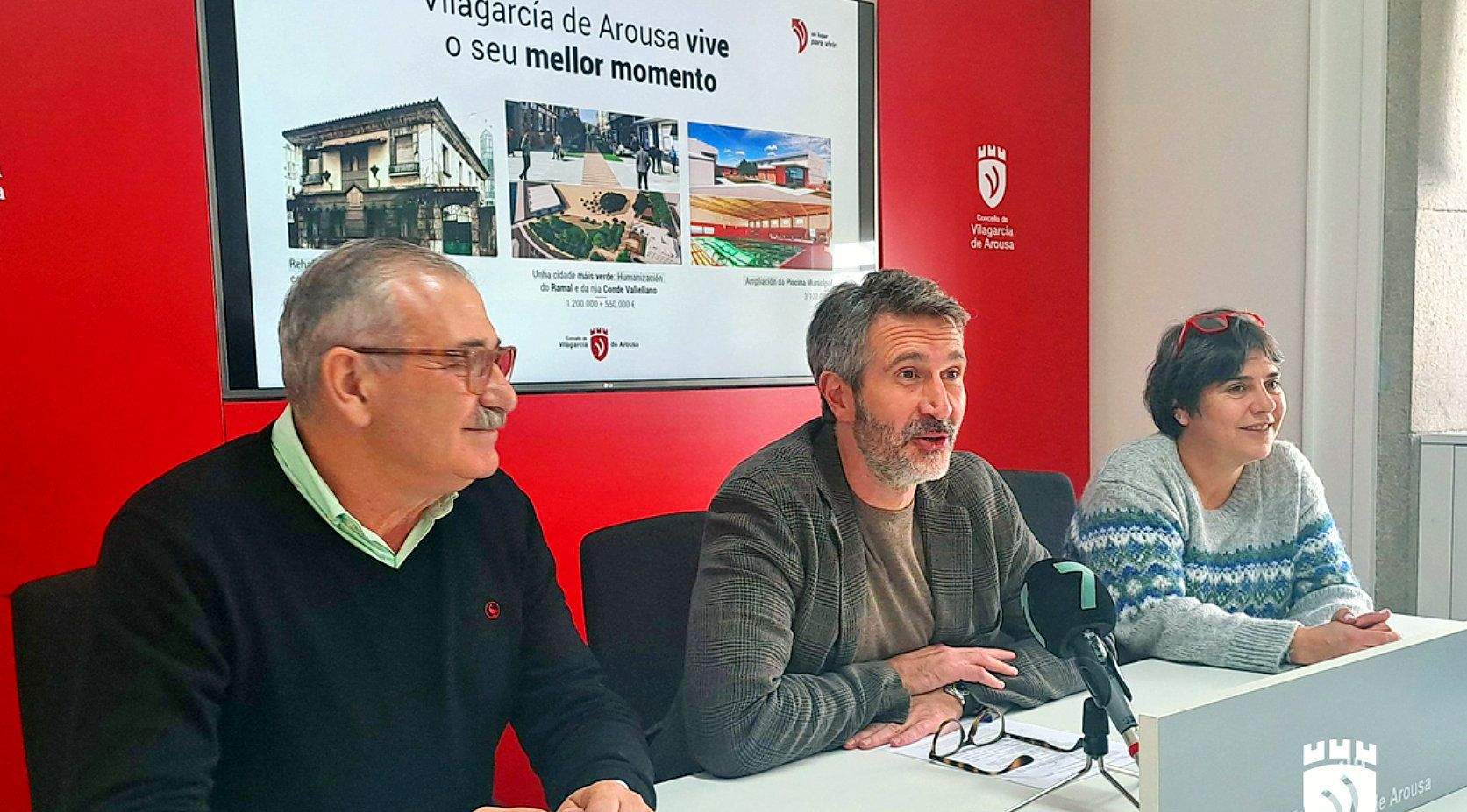 Jose María González, nuevo concejal de Obras de Vilagarcía, junto al alcalde y la edil Tania García