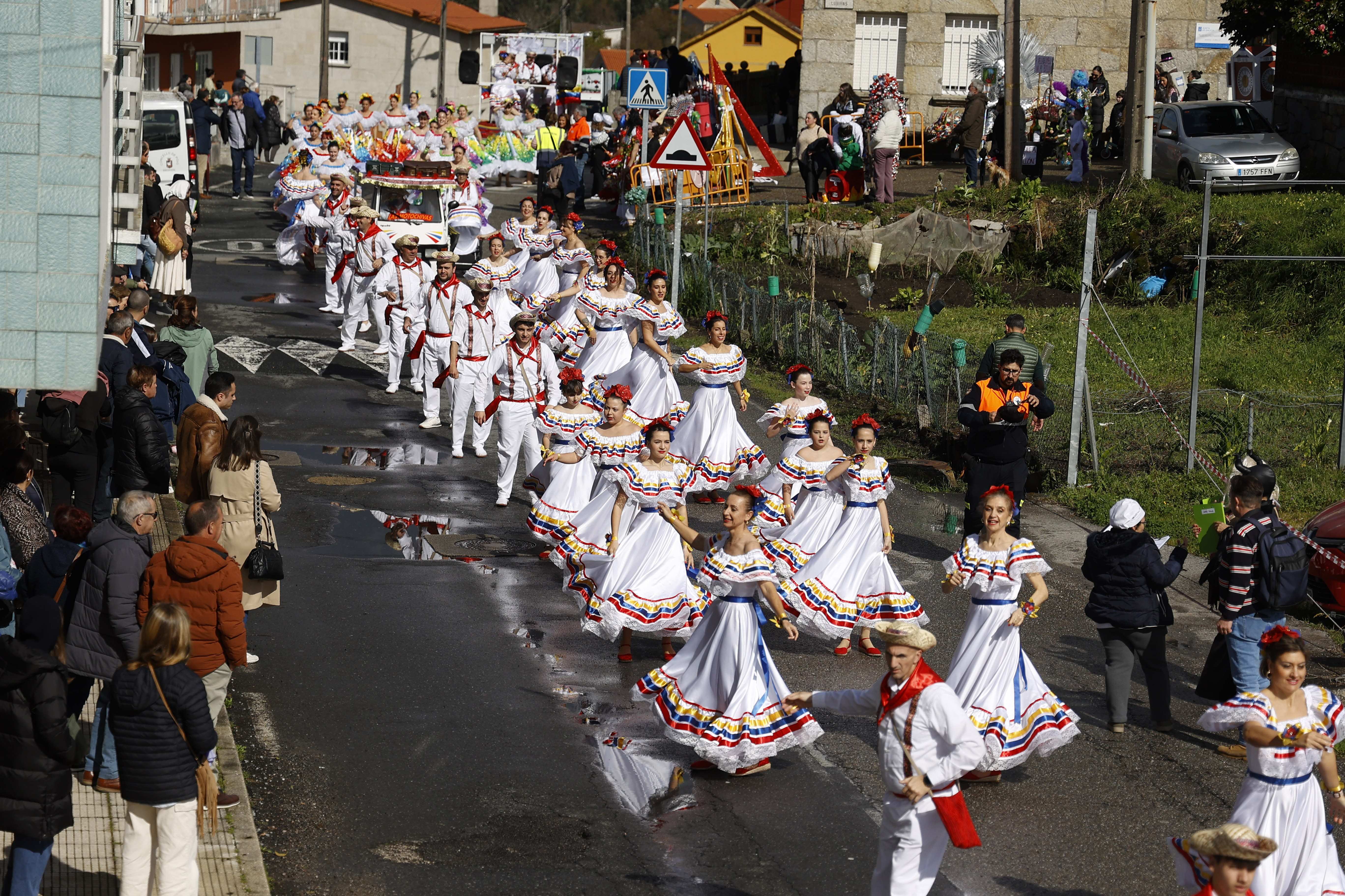 Participantes en el desfile del Entroido 2024 en Poio