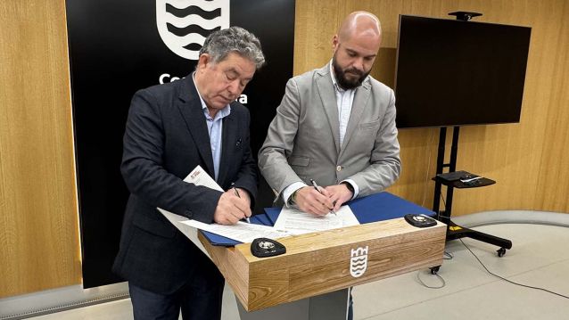 Miguel Anxo Fernández Lores e Iván Puentes firman el acuerdo para el presupuesto de 2025 Miguel Anxo Fernández Lores e Iván Puentes firman el acuerdo para el presupuesto de 2025