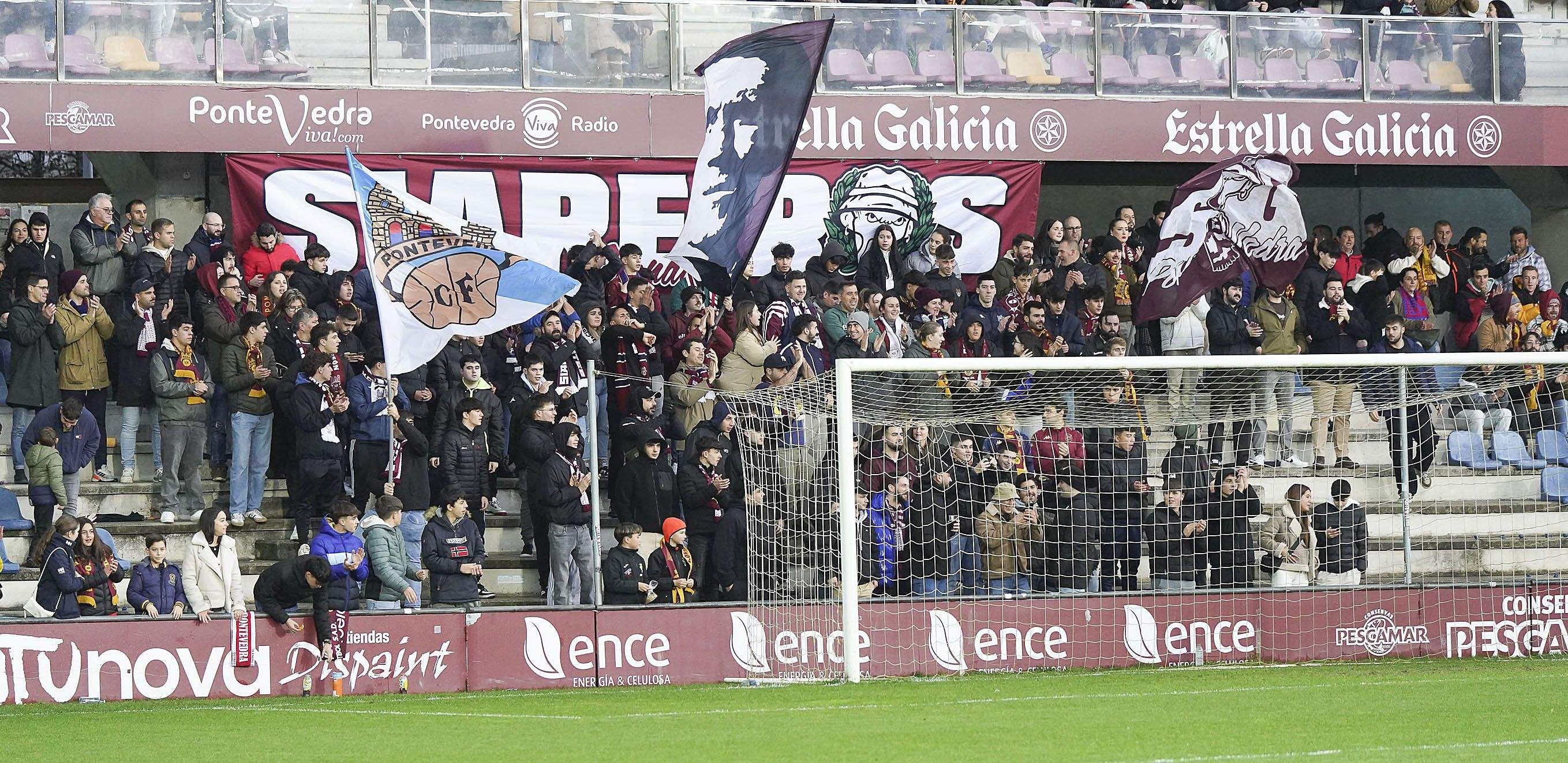 Partido entre Pontevedra CF e  SD Compostela en Pasarón
