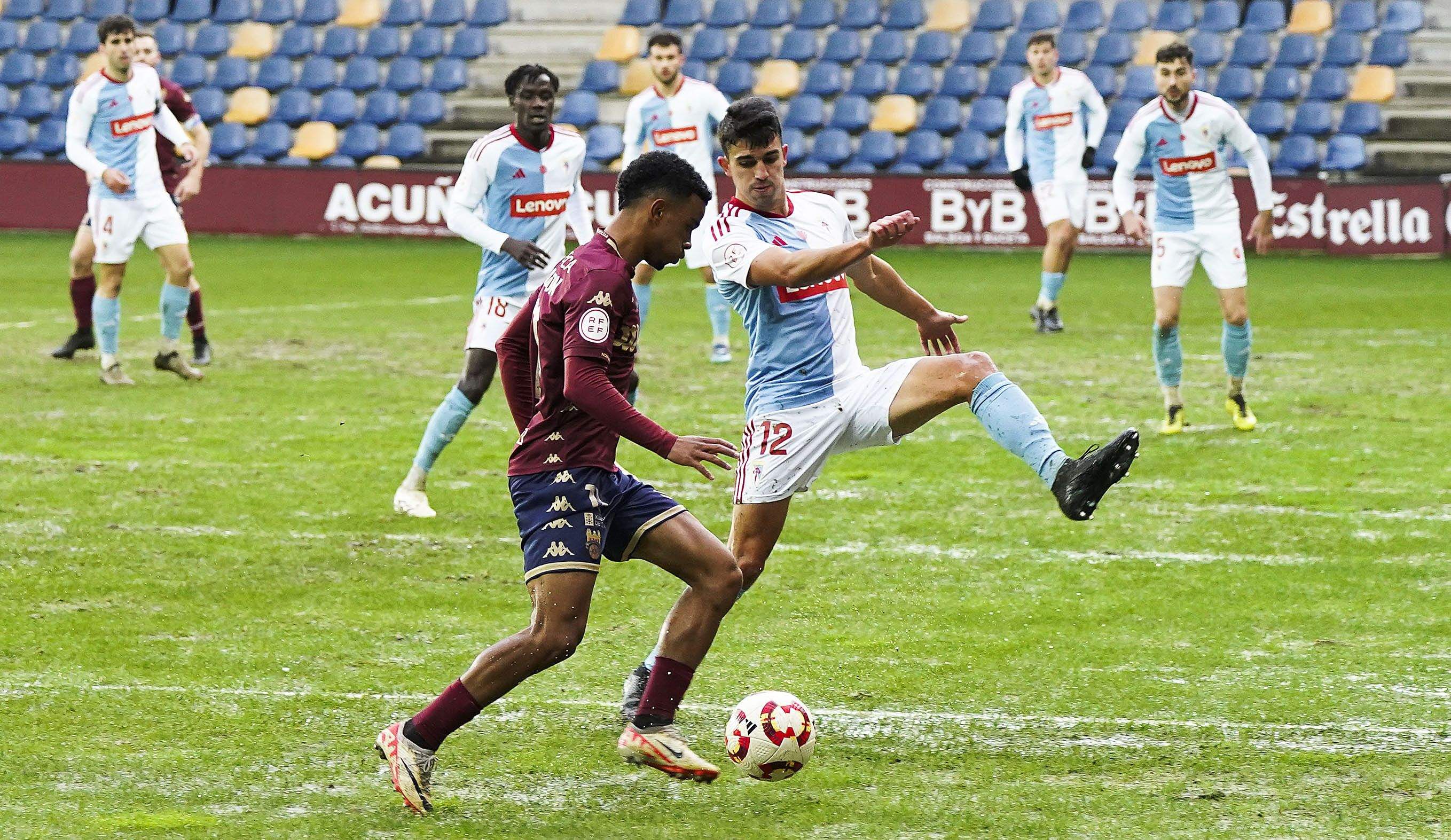 Partido entre Pontevedra CF e  SD Compostela en Pasarón