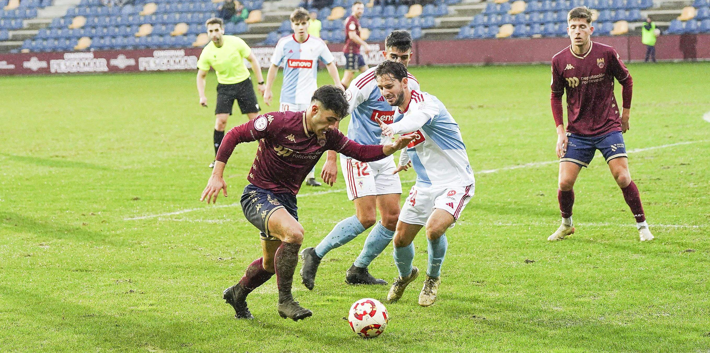Partido entre Pontevedra CF e  SD Compostela en Pasarón