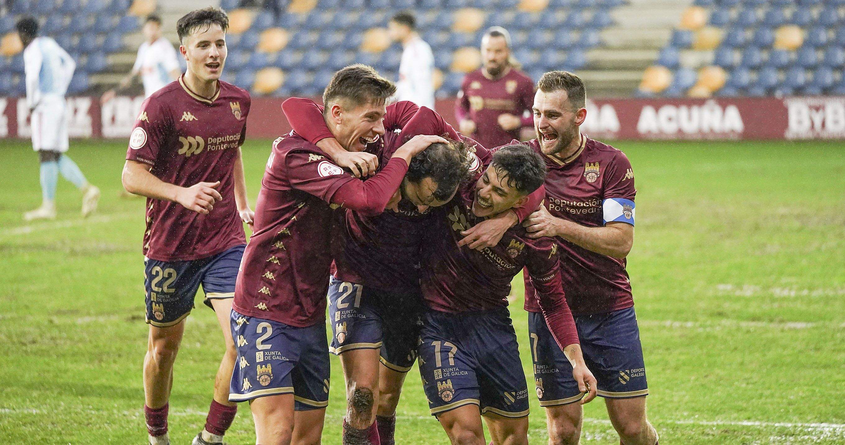 Partido entre Pontevedra CF e  SD Compostela en Pasarón