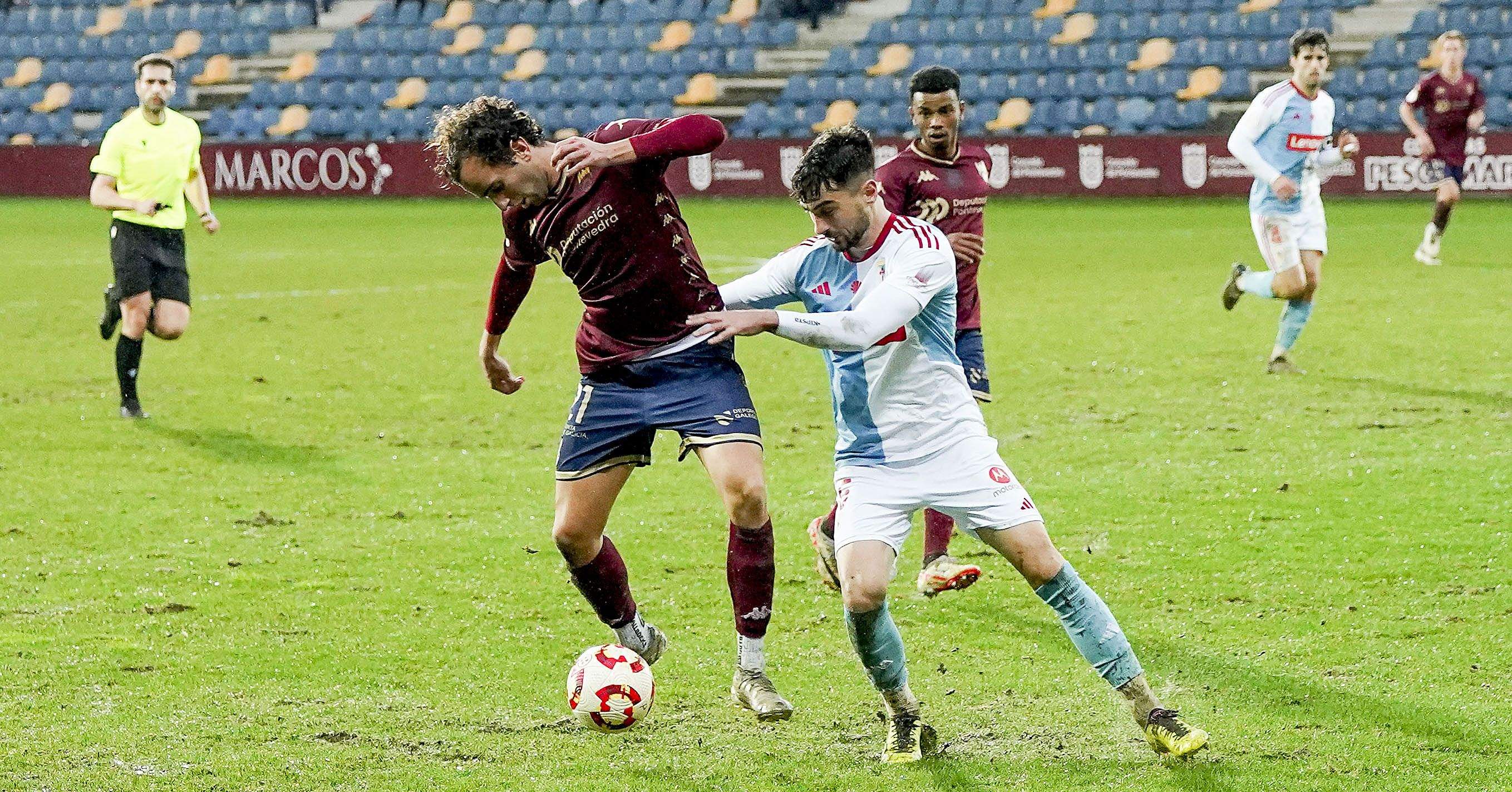 Partido entre Pontevedra CF e  SD Compostela en Pasarón