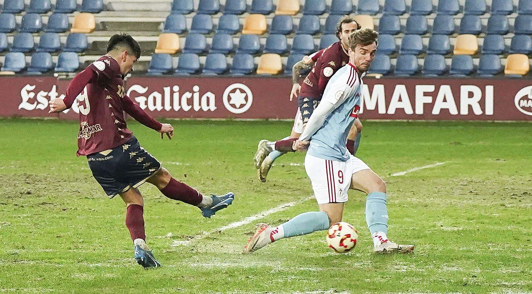 Partido entre Pontevedra CF e  SD Compostela en Pasarón