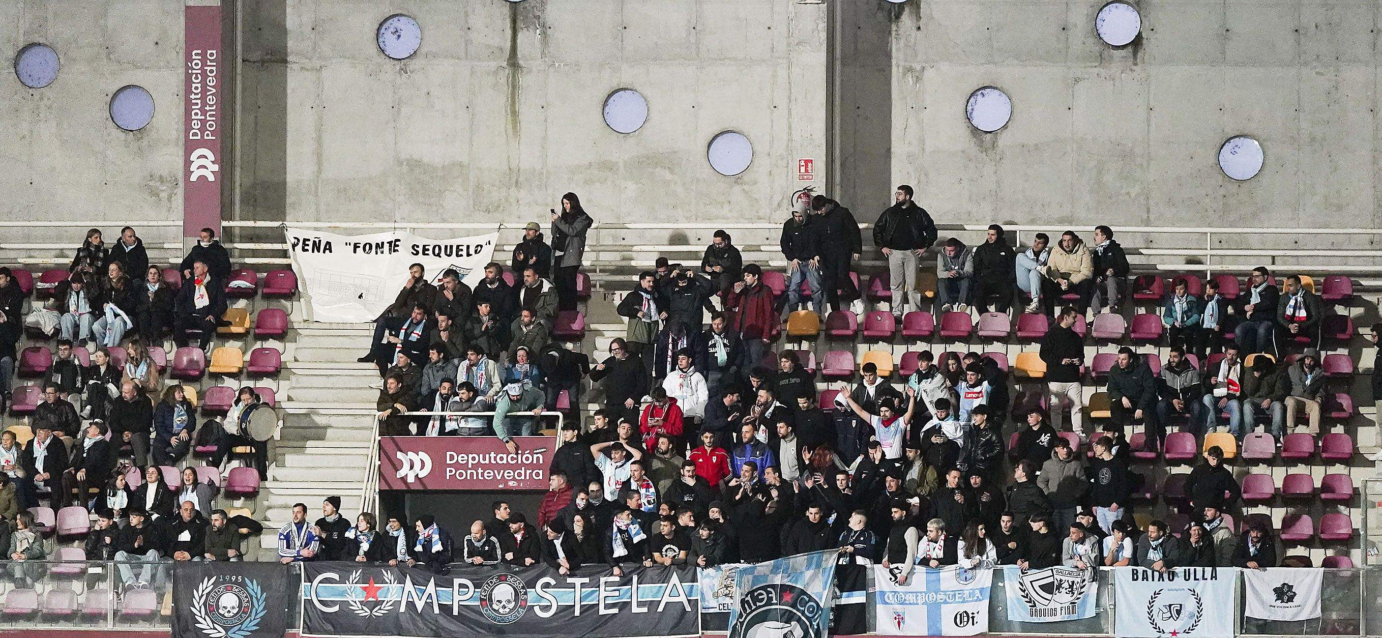 Partido entre Pontevedra CF e  SD Compostela en Pasarón