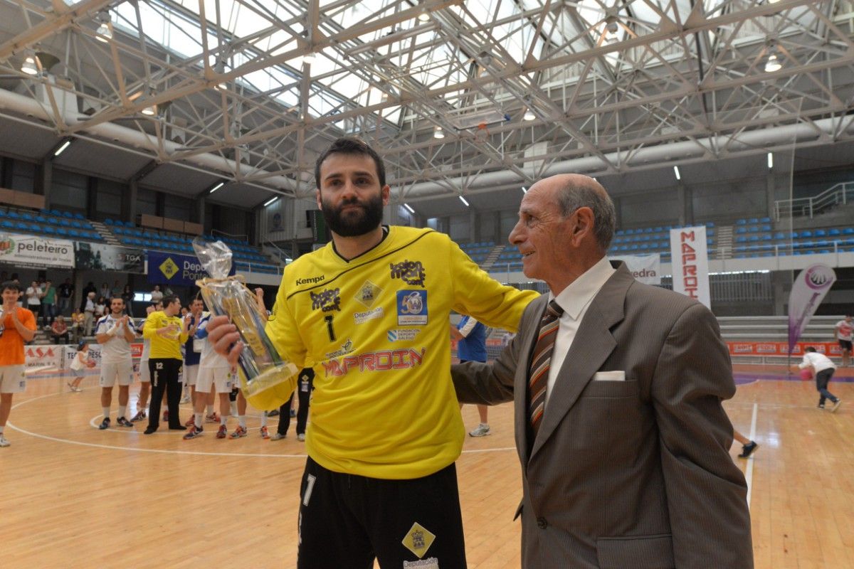 Toño Lafuente recibe de mans de José María Sampayo o trofeo como mellor porteiro do play-off
