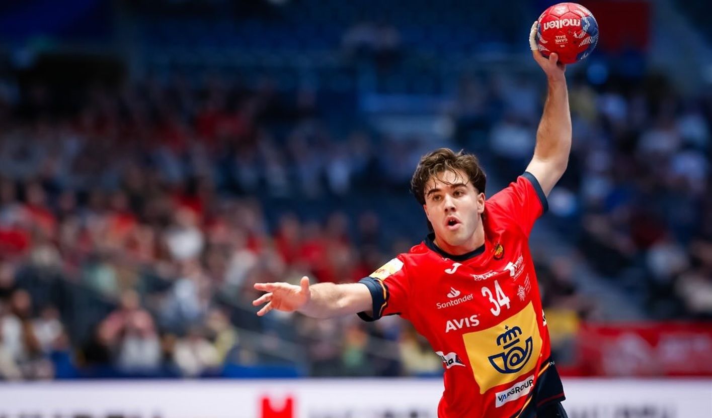 Carlos Álvarez nun partido de España durante o Mundial de balonmán