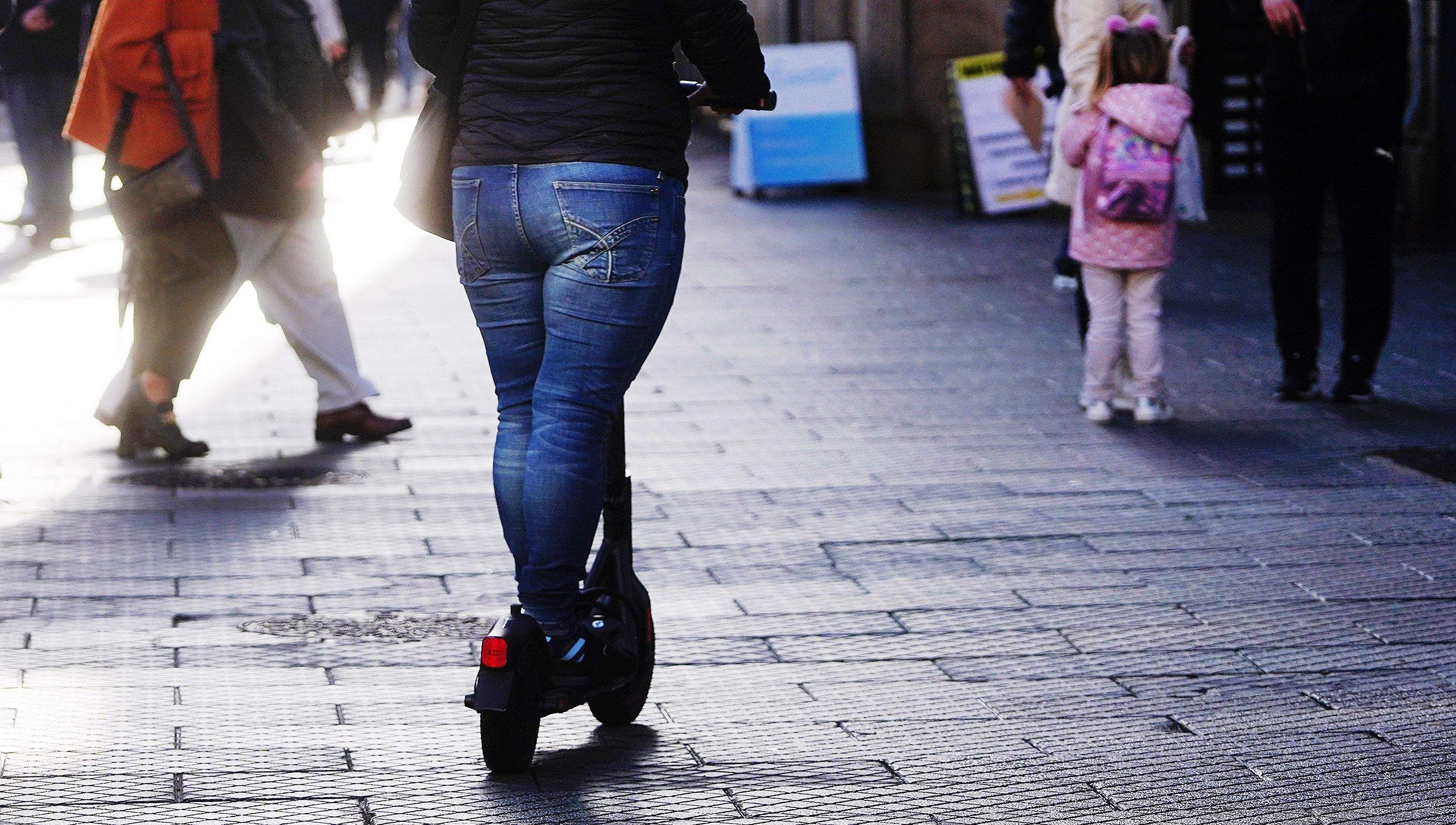 Uso de patinete en zona de prioridad peatonal