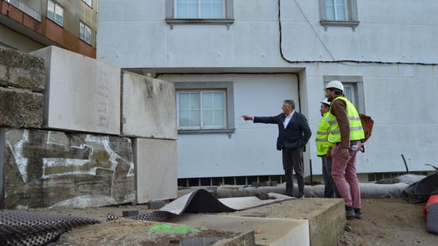 O alcalde de Sanxenxo visita as obras no campo de San Roque O alcalde de Sanxenxo visita as obras no campo de San Roque