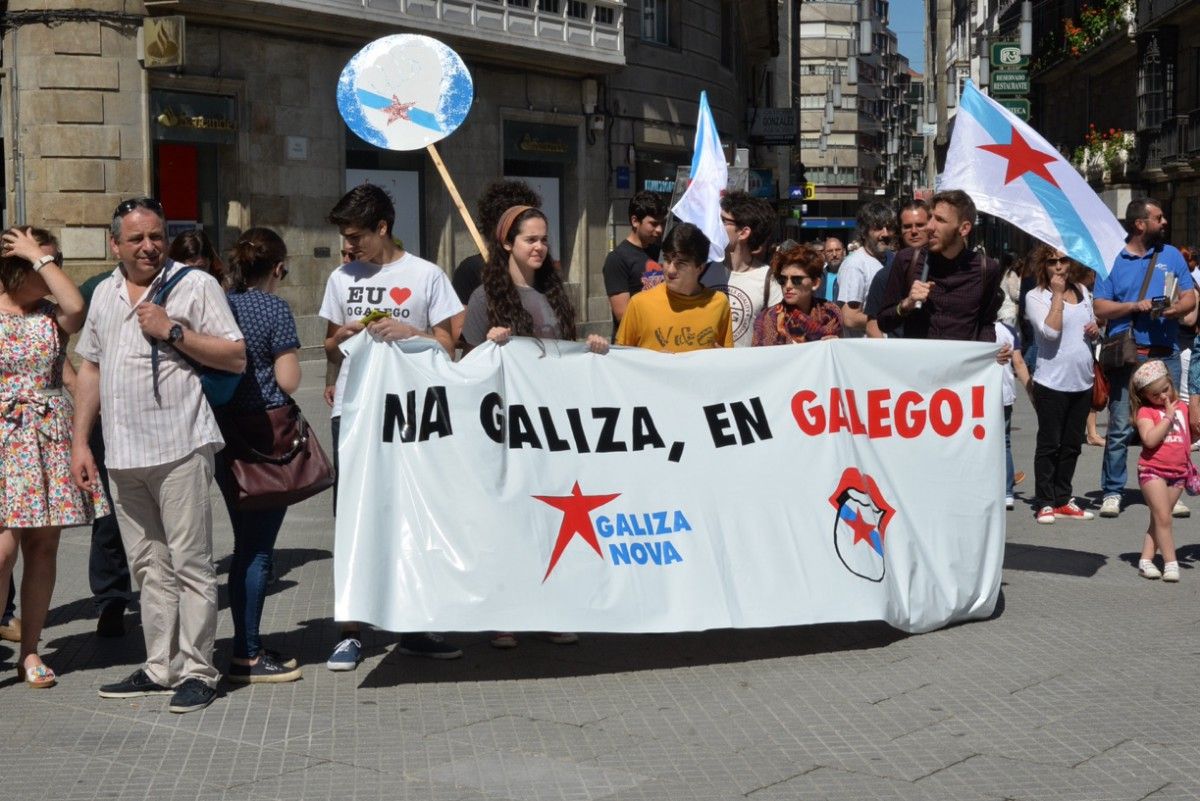 Concentración de 'Queremos Galego' na praza da Peregrina