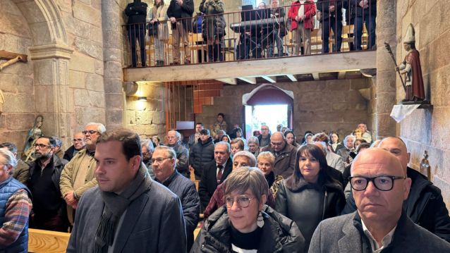 Jorge Cubela e veciños na igrexa de Santa María de Sacos