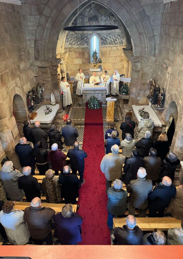 Interior da reformada igrexa de Santa María de Sacos