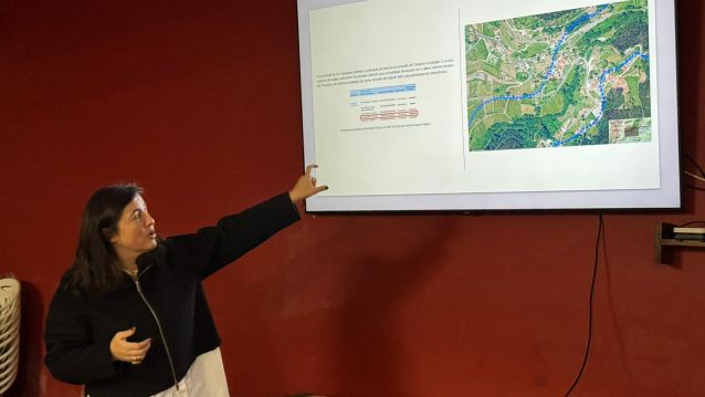 Cristina García explica o proxecto paisaxístico das piscinas de Cabanelas