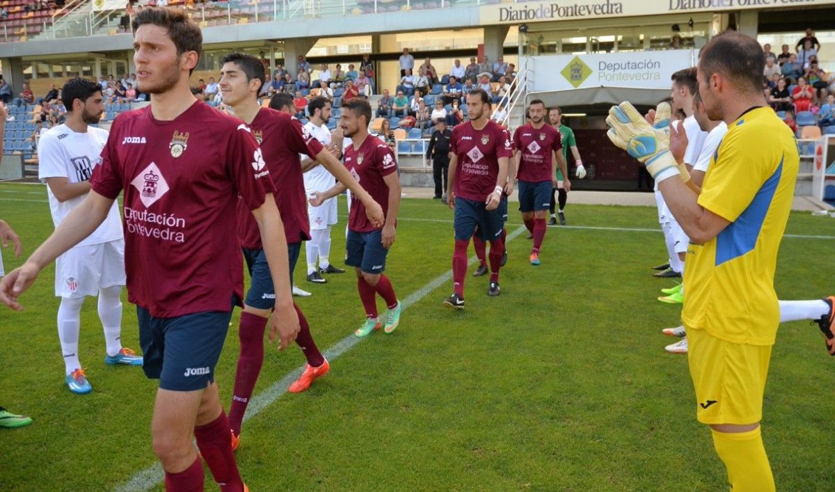 O Cerceda fai corredor de campión ao Pontevedra na súa saída ao campo O Cerceda fai corredor de campión ao Pontevedra na súa saída ao campo