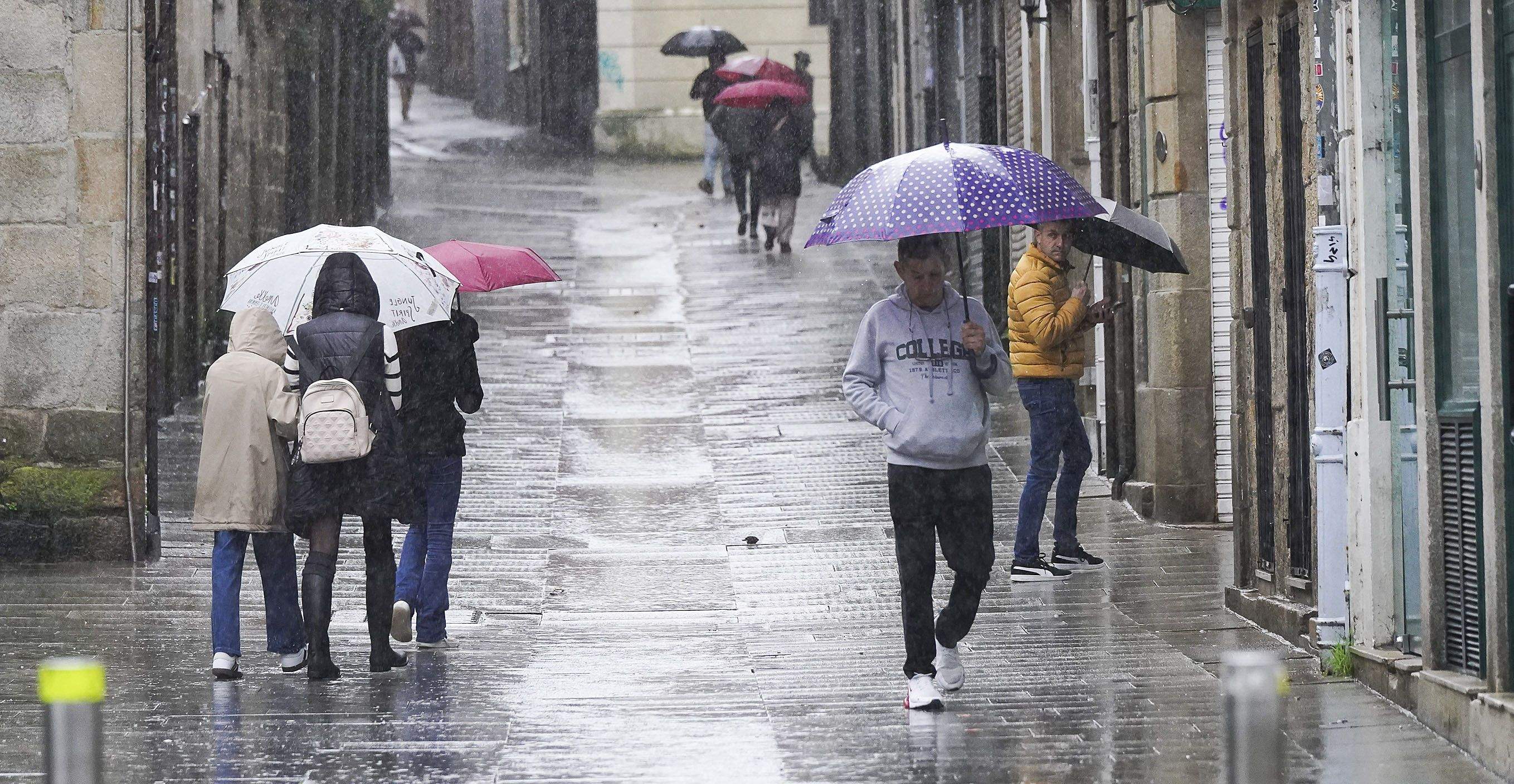 Personas caminando bajo la lluvia en Pontevedra