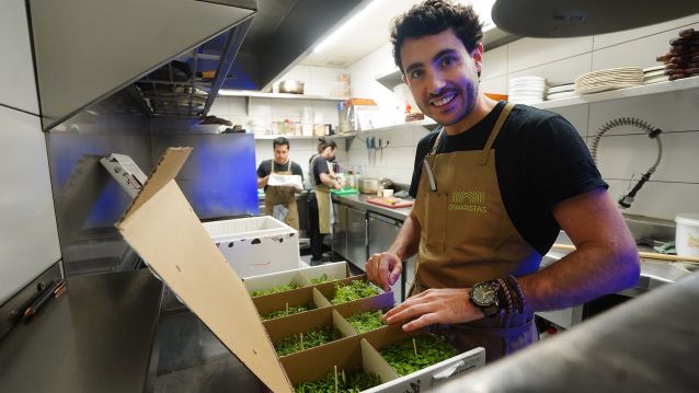 Arón Álvarez, en la cocina del restaurante Os Maristas