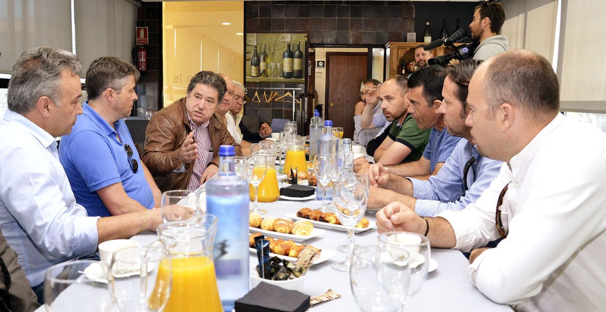 Xuntanza de Miguel Anxo Fernández Lores con taxistas da cidade