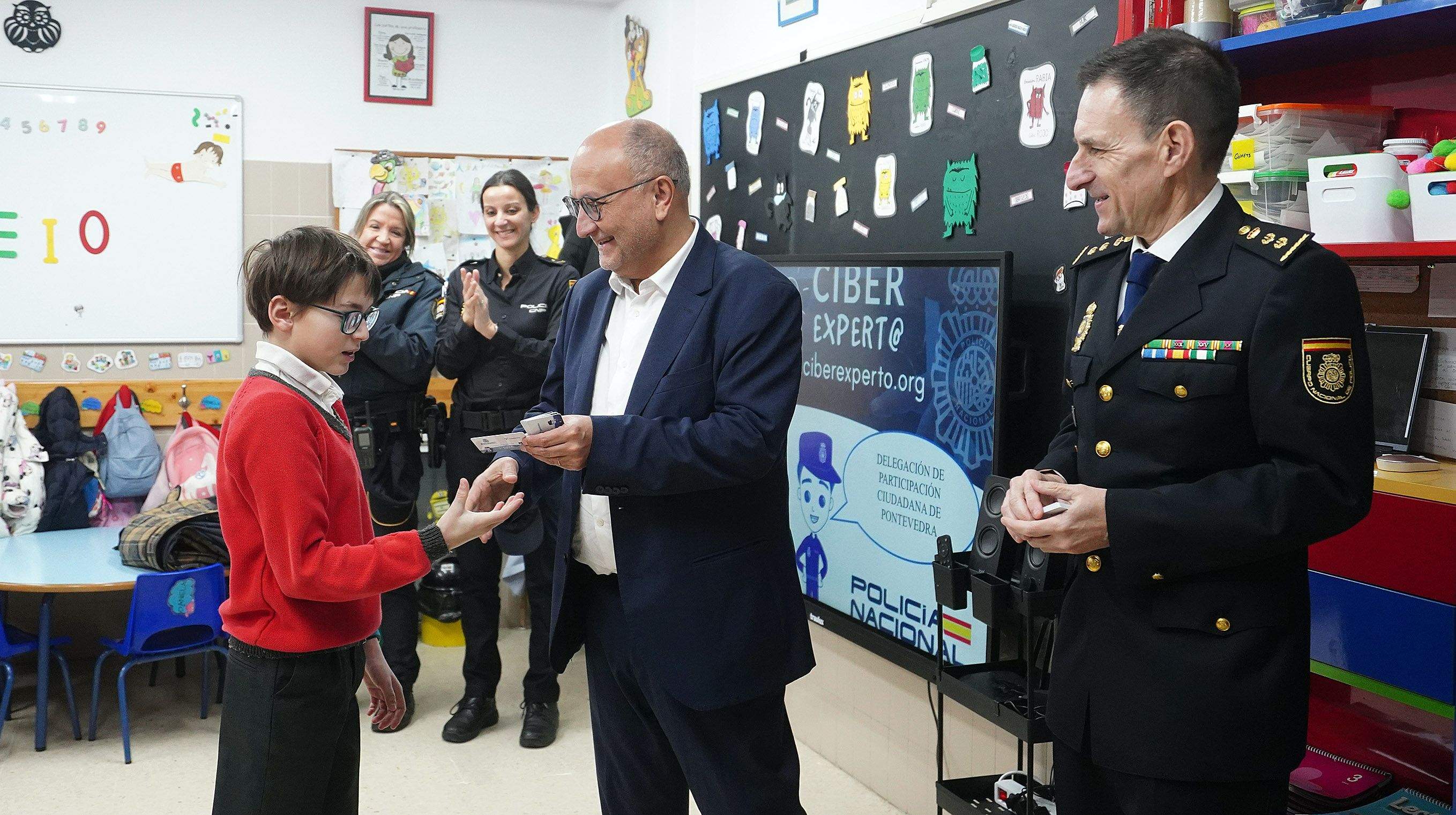 Escolares del colegio San José recogen el carné de ciberexperto Escolares del colegio San José recogen el carné de ciberexperto