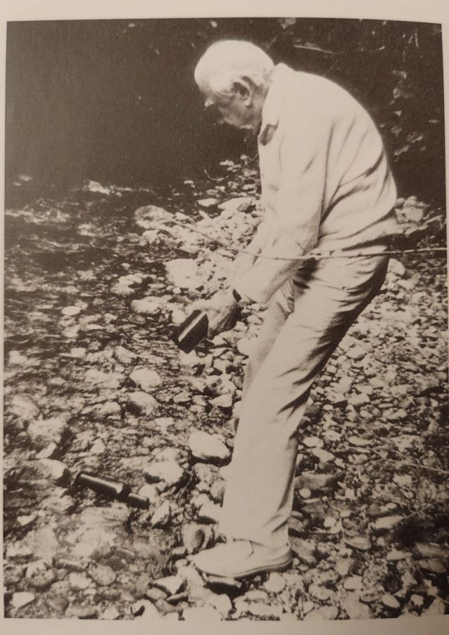 9. Graham Greene refrescando o viño nas augas do Lérez, 1984.