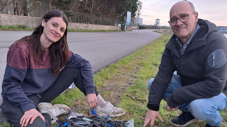 Annika Álvarez na recollida de tarugos na praia de Tragove (Cambados)