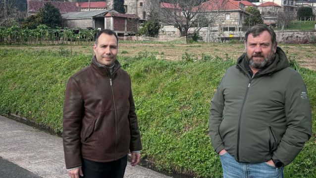 O alcalde Jacobo Pérez e o concelleiro Juan Carlos Ortigueira
