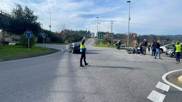 Colisión entre un turismo e unha motocicleta na saída da autovía Colisión entre un turismo e unha motocicleta na saída da autovía