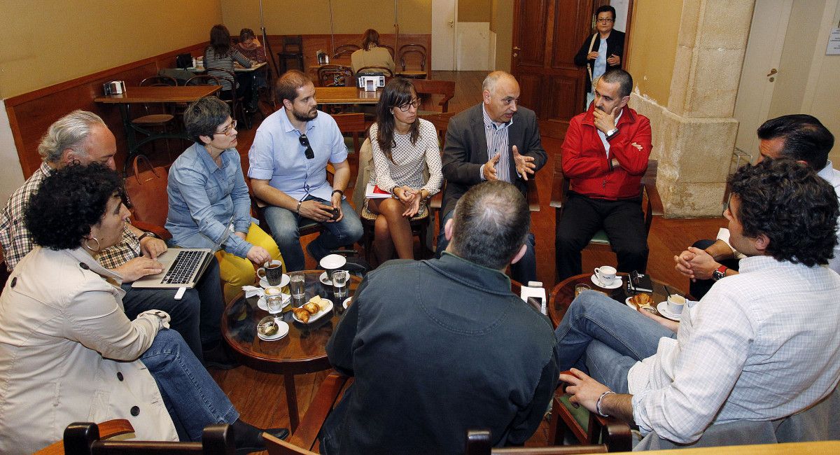 Encontro de Agustín Fernández con hostaleiros da cidade