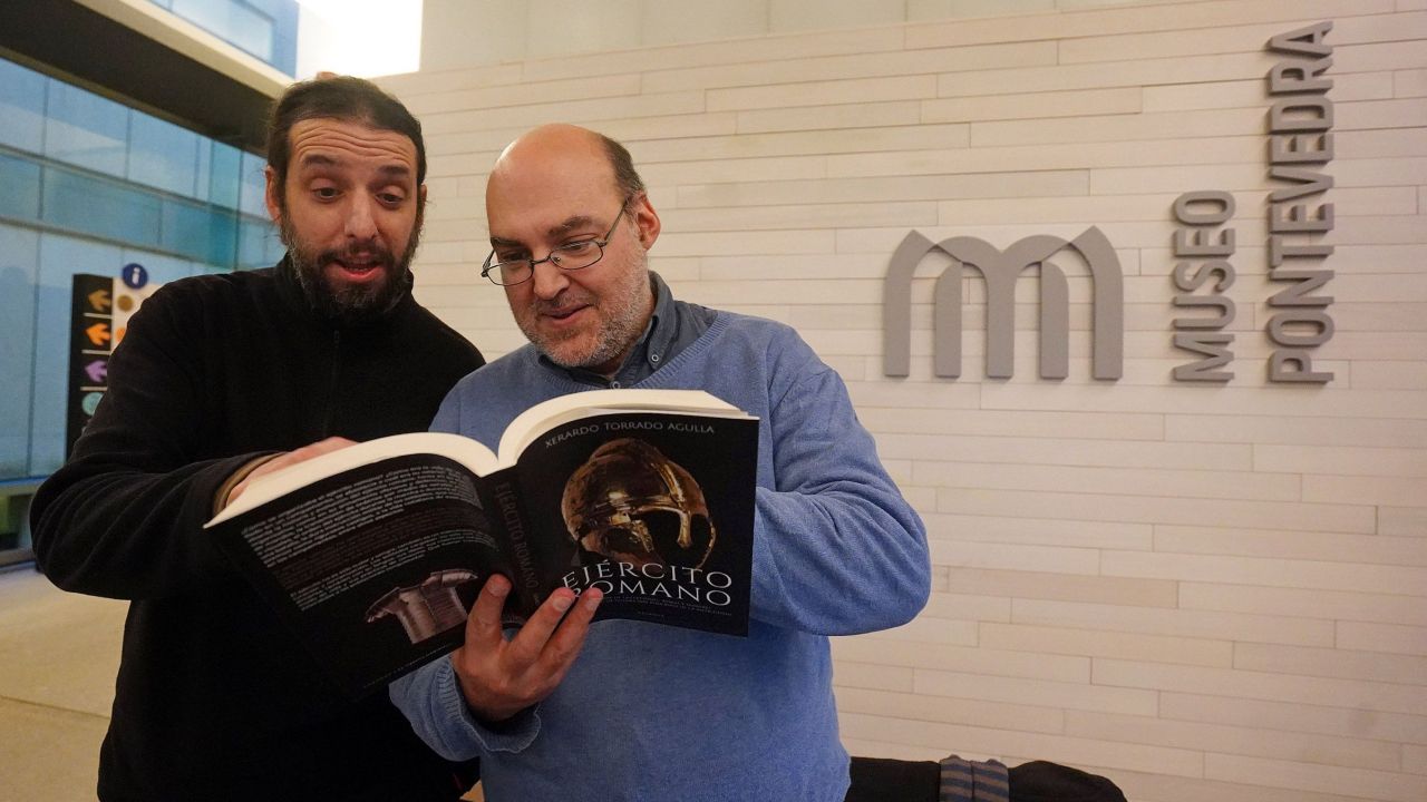 Mateo Fontán e Xerardo Torrado Agulla lendo 'Ejército romano'