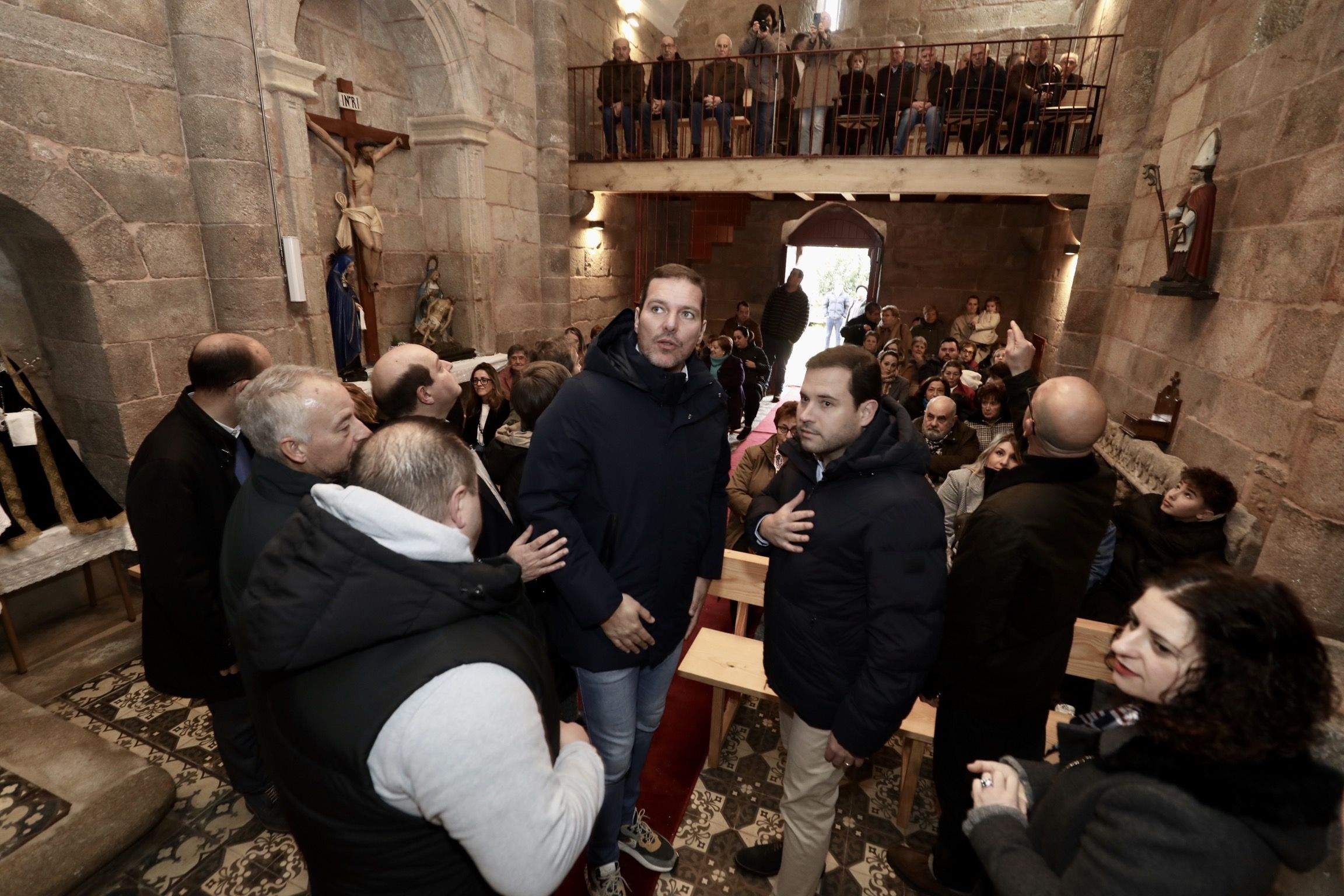 Visita de José López Campos a la iglesia de Santa María de Sacos