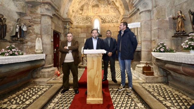 Visita de José López Campos a la iglesia de Santa María de Sacos