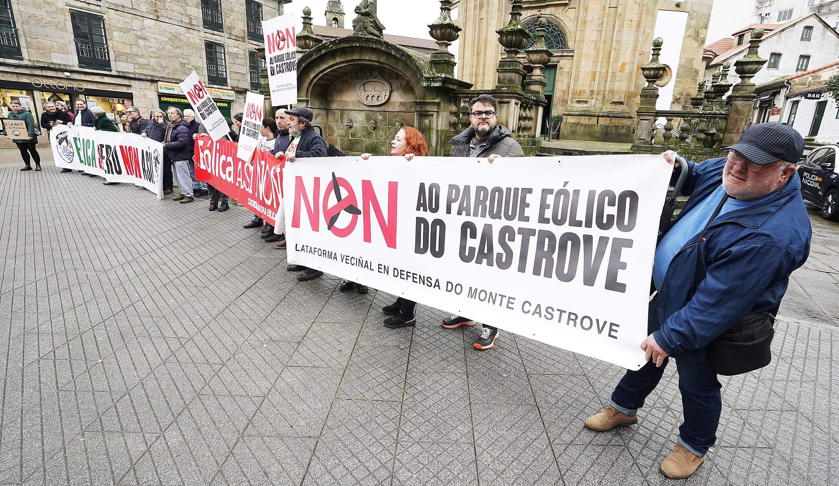 Concentración convocada por 'Eólicos así non' en la Praza da Peregrina