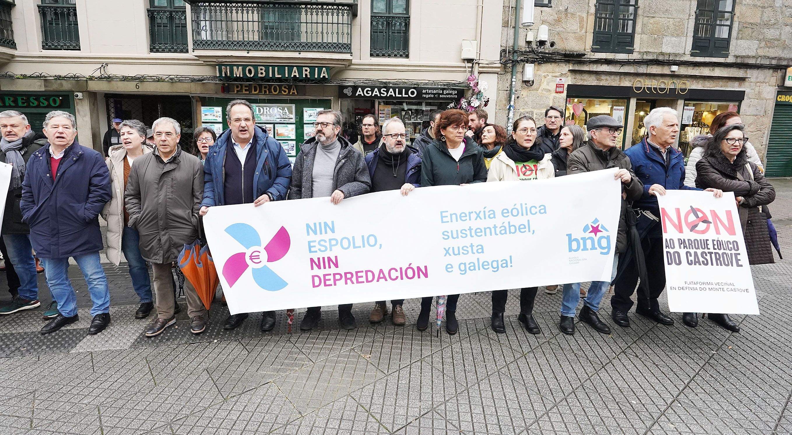 Concentración convocada por 'Eólicos así non' en la Praza da Peregrina Concentración convocada por 'Eólicos así non' en la Praza da Peregrina