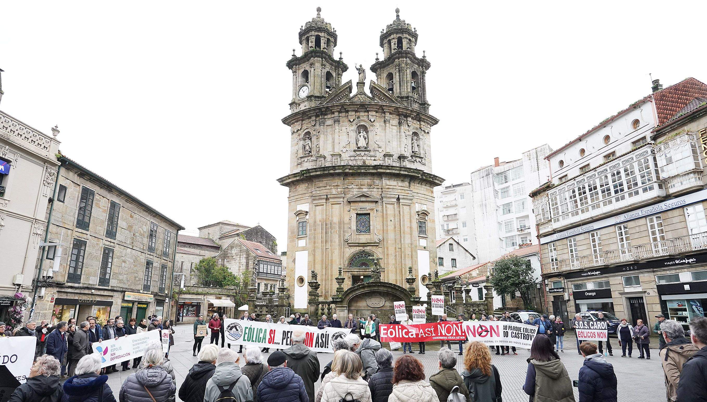 Concentración convocada por 'Eólicos así non' en la Praza da Peregrina Concentración convocada por 'Eólicos así non' en la Praza da Peregrina