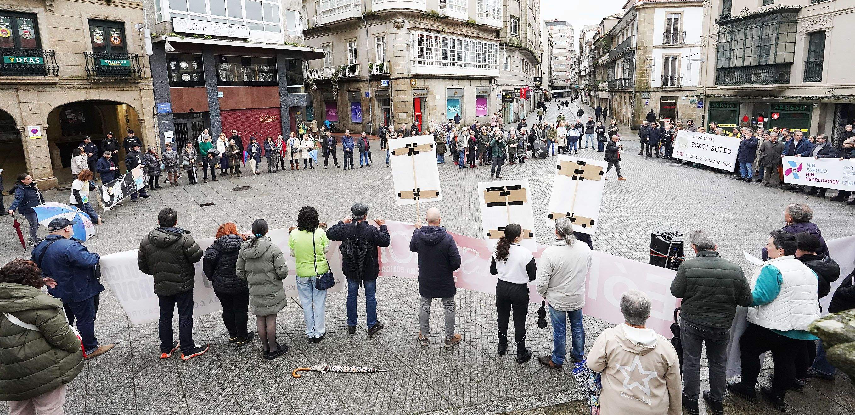 Concentración convocada por 'Eólicos así non' en la Praza da Peregrina Concentración convocada por 'Eólicos así non' en la Praza da Peregrina