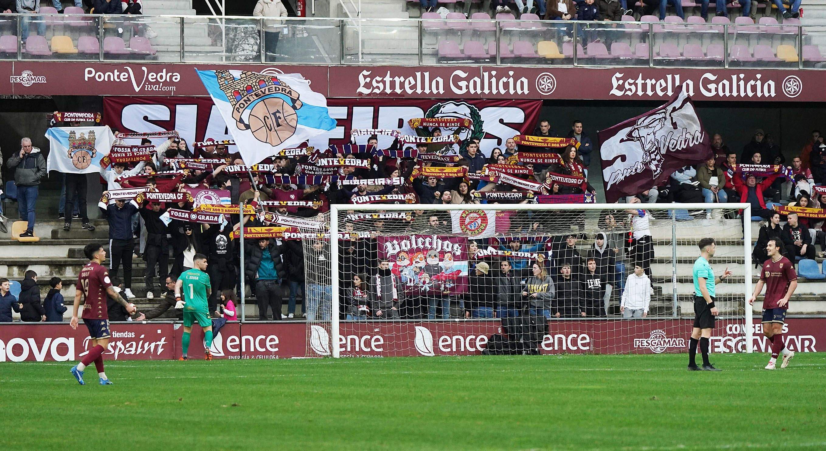 Partido entre Pontevedra CF e UP Langreo en Pasarón Partido entre Pontevedra CF e UP Langreo en Pasarón