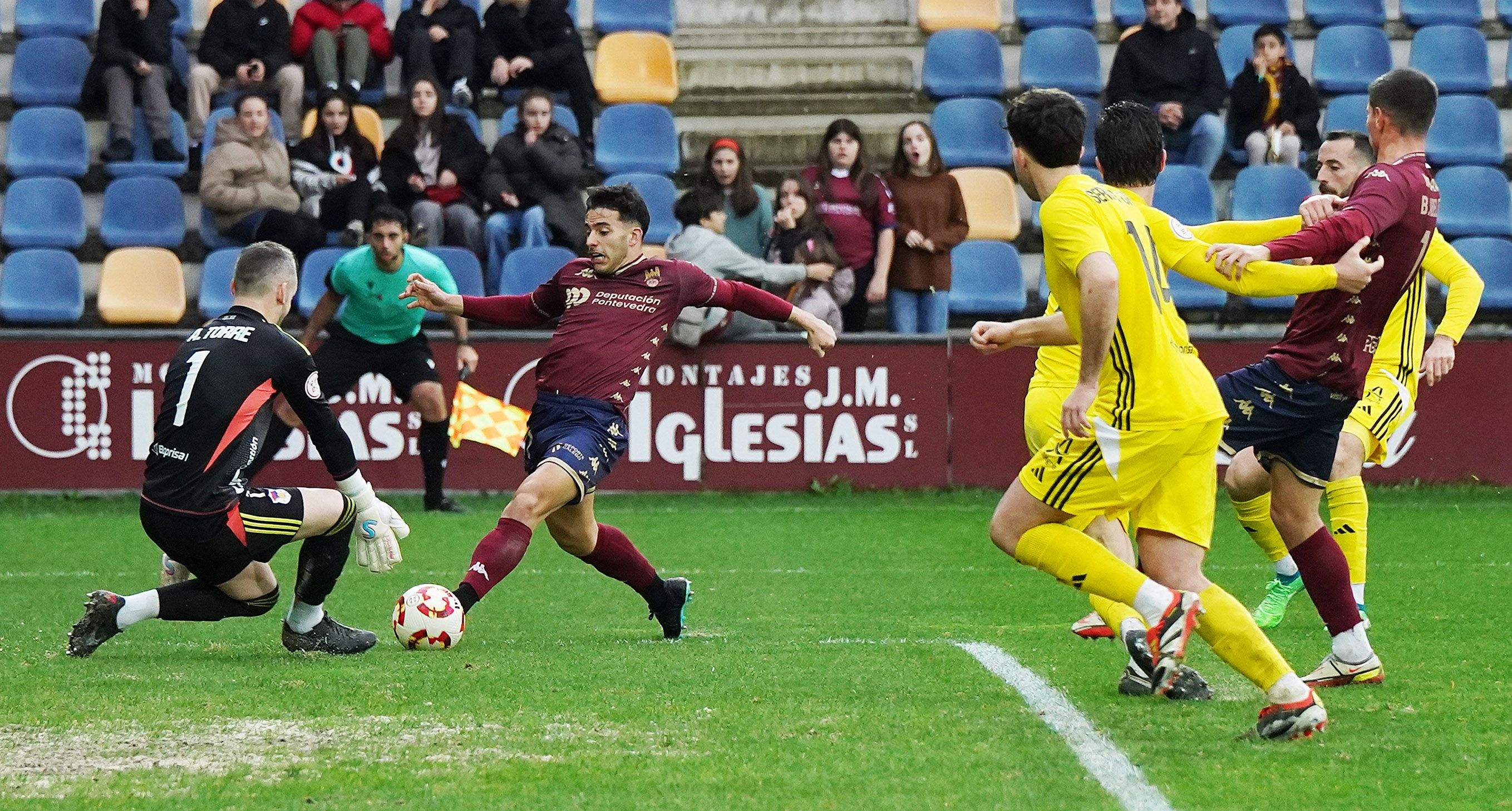 Partido entre Pontevedra CF e UP Langreo en Pasarón Partido entre Pontevedra CF e UP Langreo en Pasarón