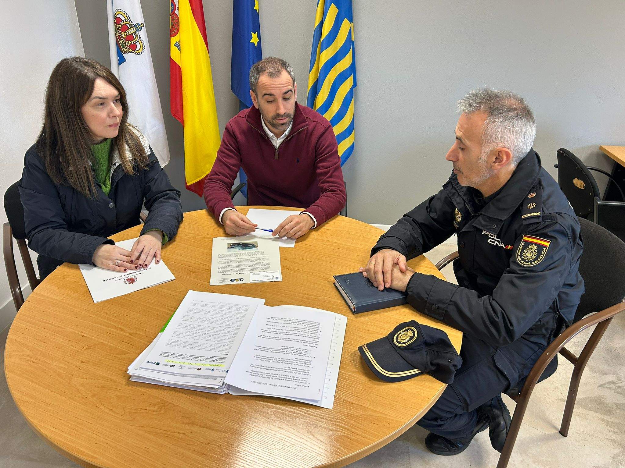 Reunión entre representantes do Concello de Sanxenxo e da Policía Nacional