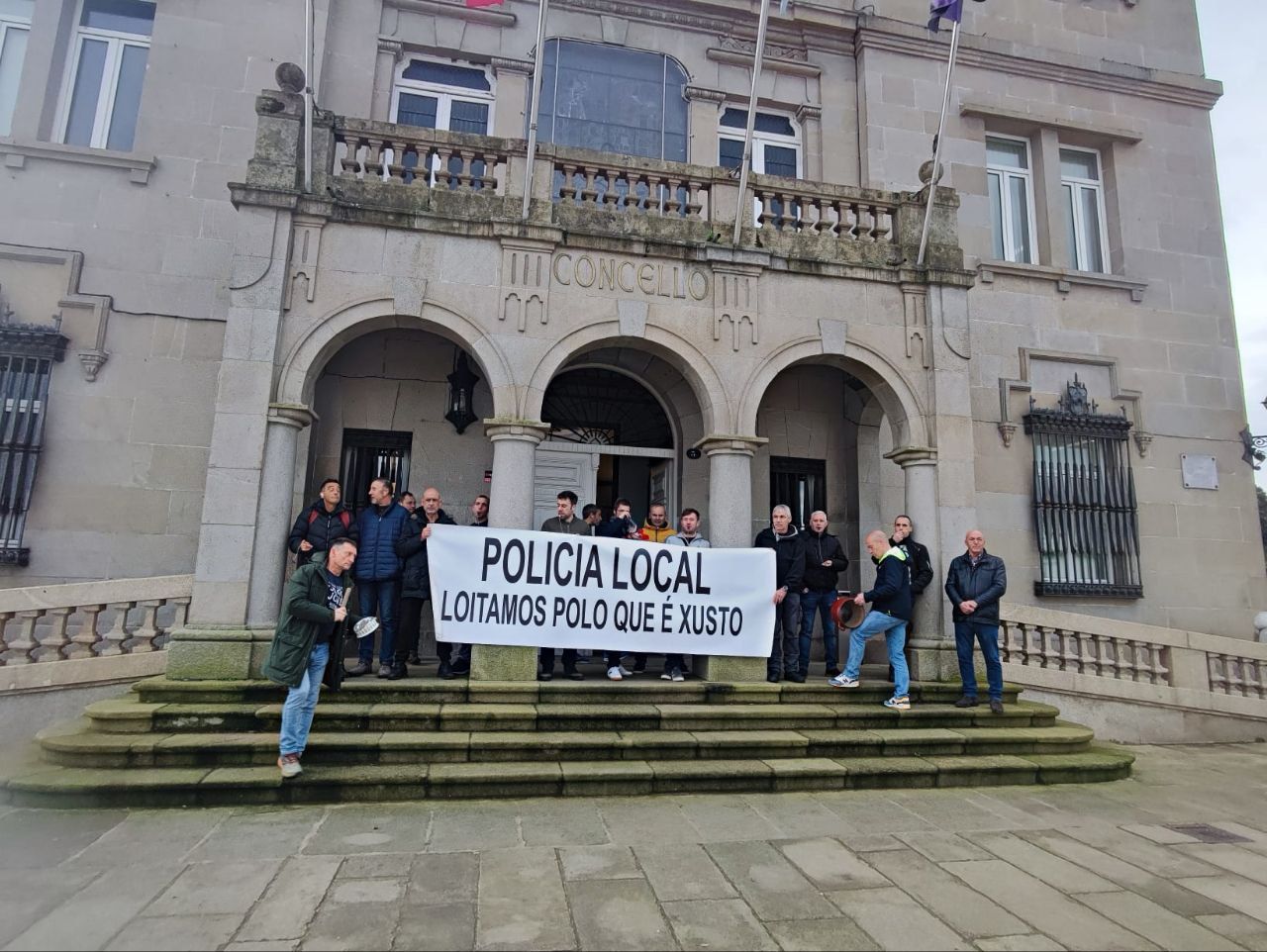 Concentración da Policía Local diante do Concello de Marín