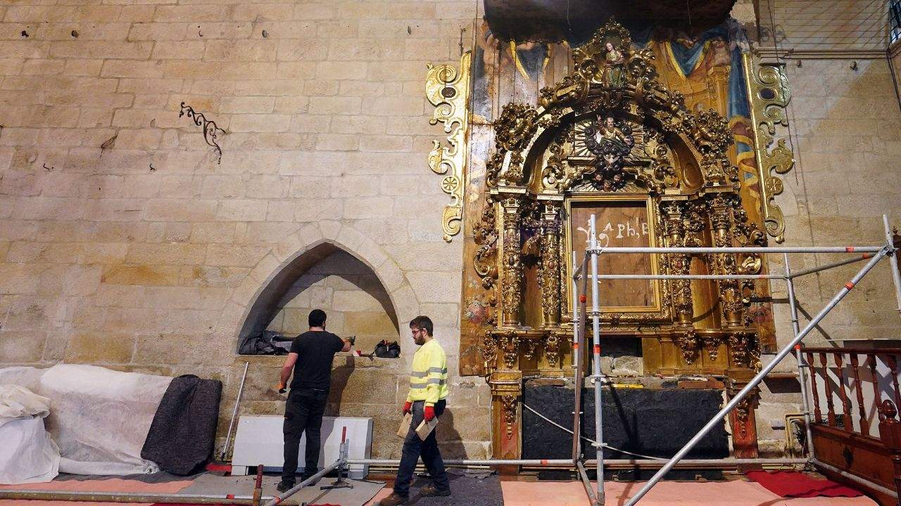 Retirada do retablo da Virxe dos Desamparados de Santa Clara