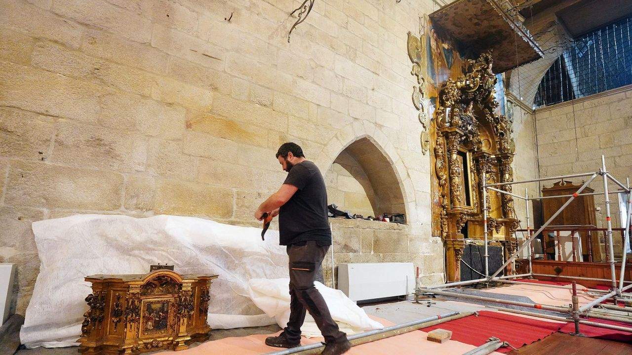 Retirada do retablo da Virxe dos Desamparados de Santa Clara