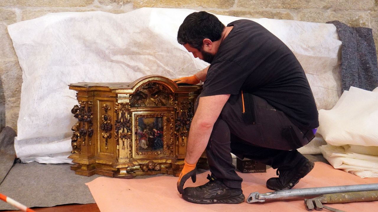 Retirada do retablo da Virxe dos Desamparados de Santa Clara