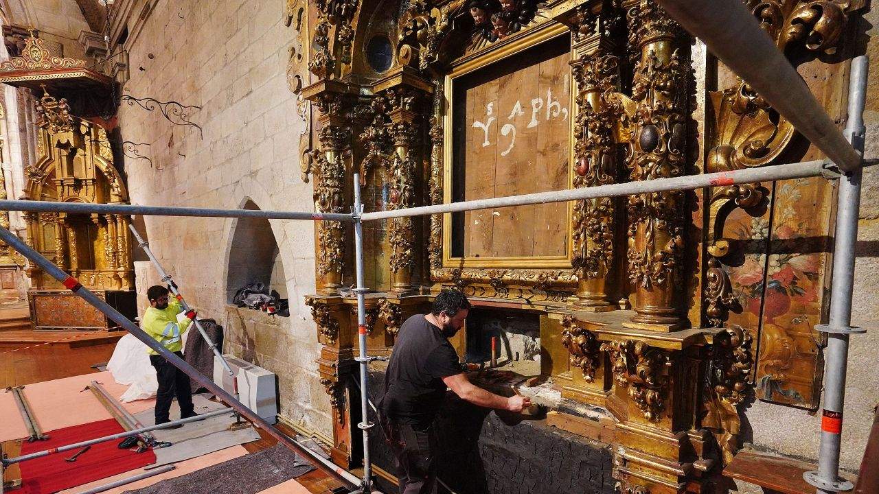 Retirada do retablo da Virxe dos Desamparados de Santa Clara