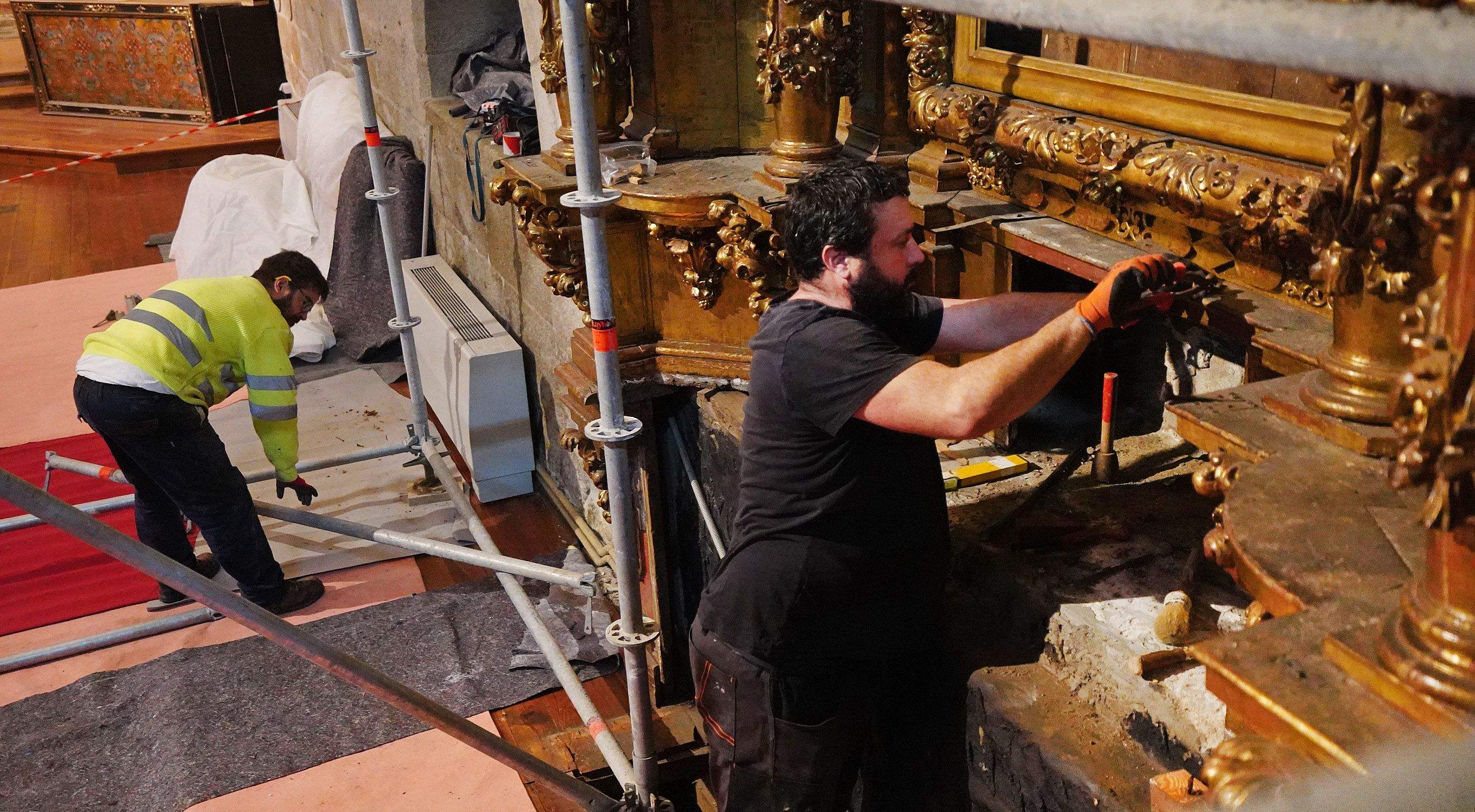 Retirada do retablo da Virxe dos Desamparados de Santa Clara