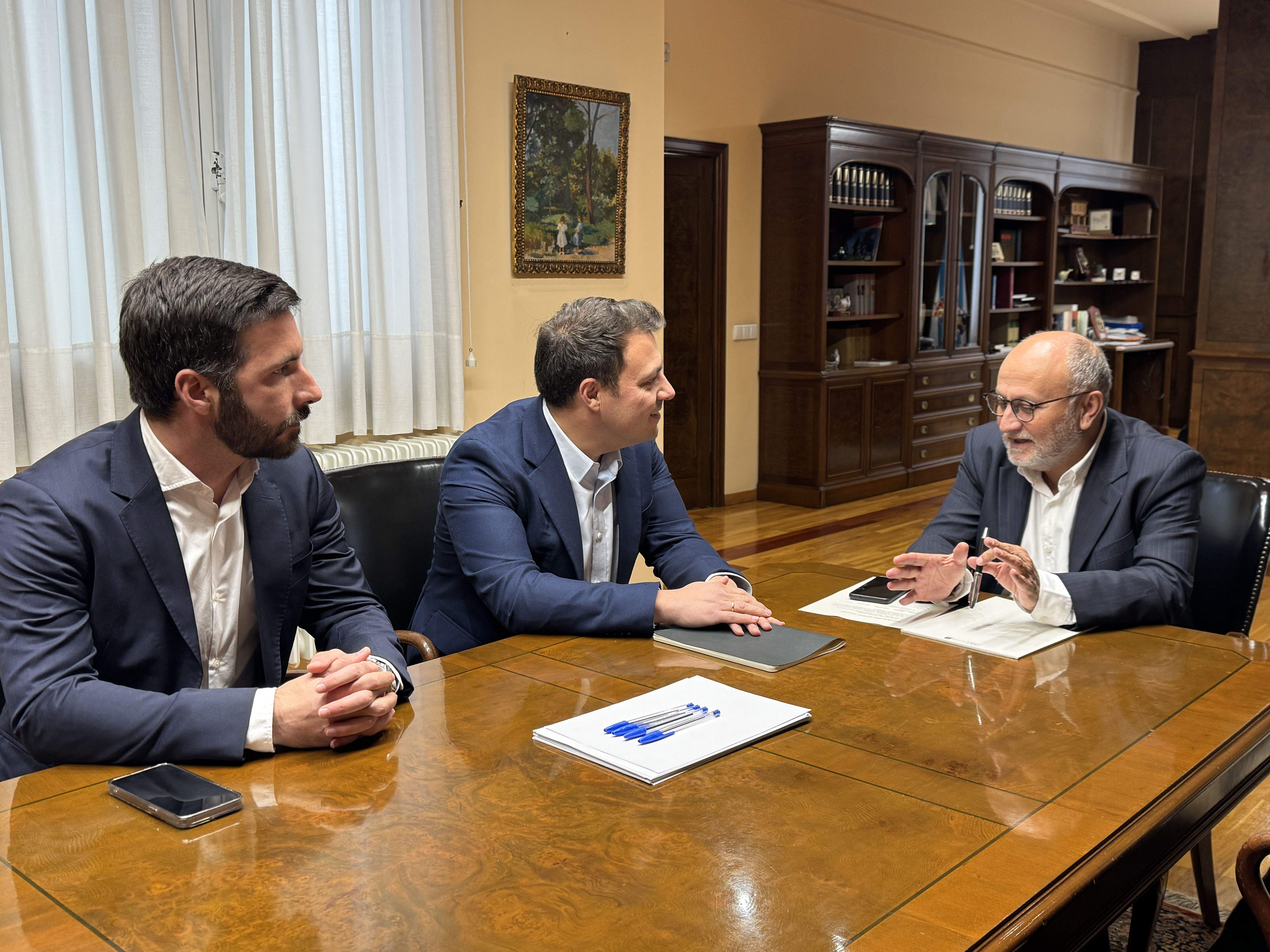 El subdelegado del Gobierno con los representantes de Sungrow