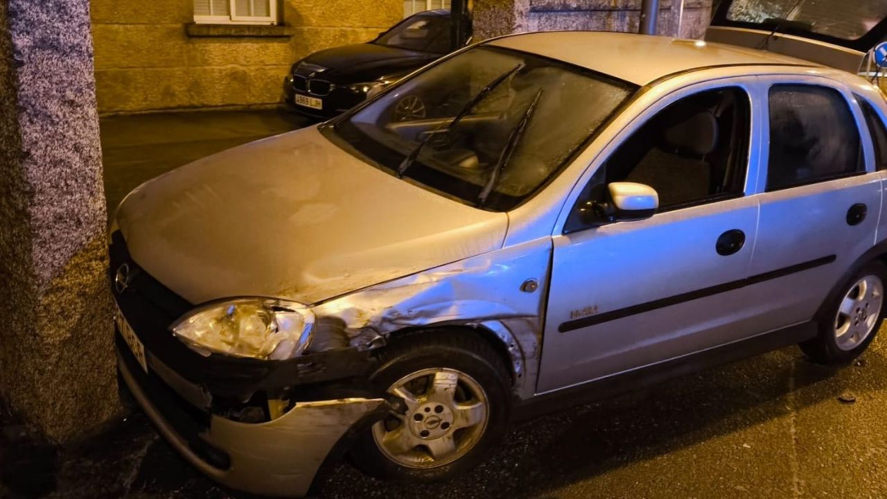 Un dos vehículos accidentados preto da rotonda de Baltar Un dos vehículos accidentados preto da rotonda de Baltar