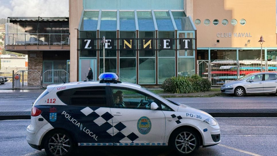 Patrulla da Policía Local diante da Sala Zennet